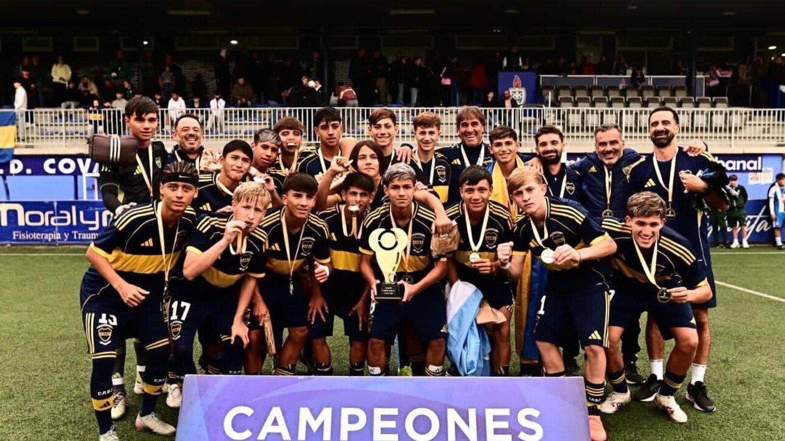 La Octava del Xeneize se coronó campeón y se trajo la copa desde España