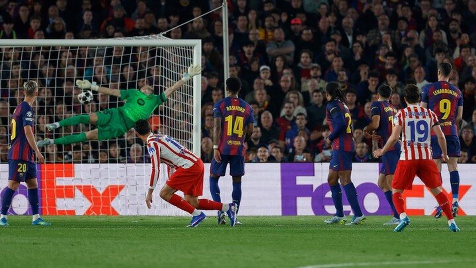Atlético de Madrid golpeó a Barcelona en el Camp Nou con un golazo de Julián Álvarez