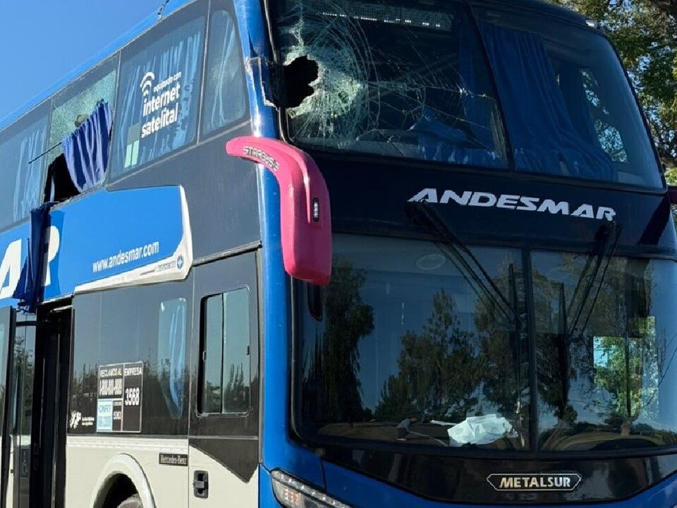 Accidente Vial entre un Colectivo y Camión que transportaba postes de luz