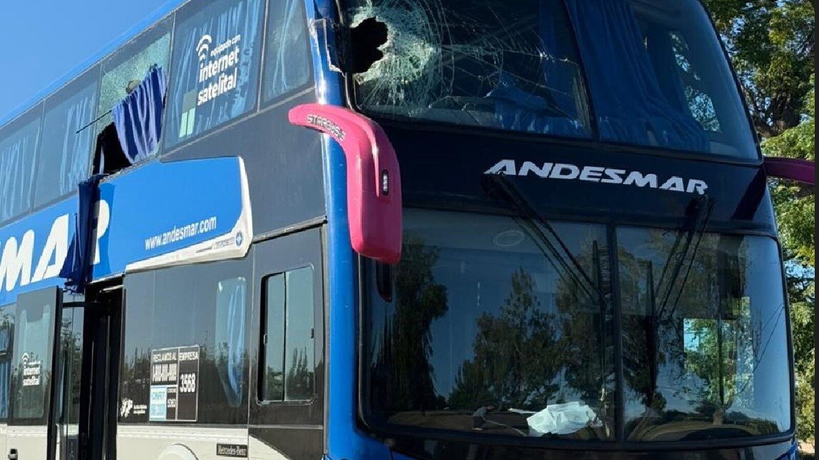 Accidente Vial entre un Colectivo y Camión que transportaba postes de luz