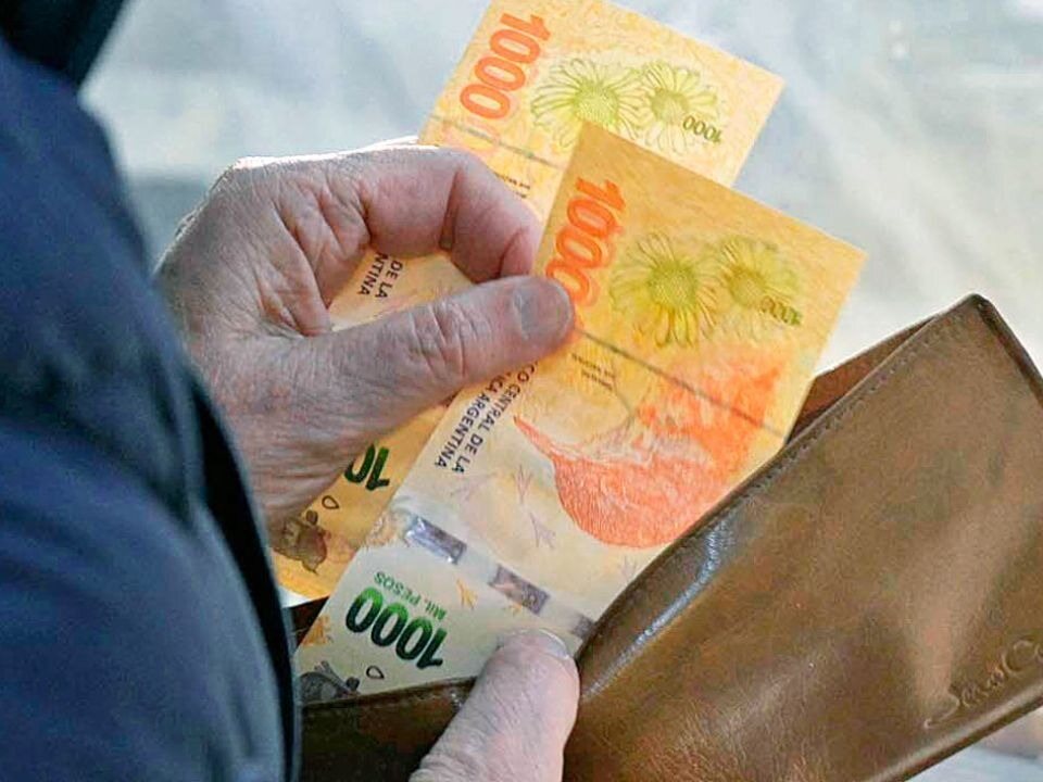 Los salarios formales no repuntan: volvieron a caer frente a la inflación en febrero, según INDEC