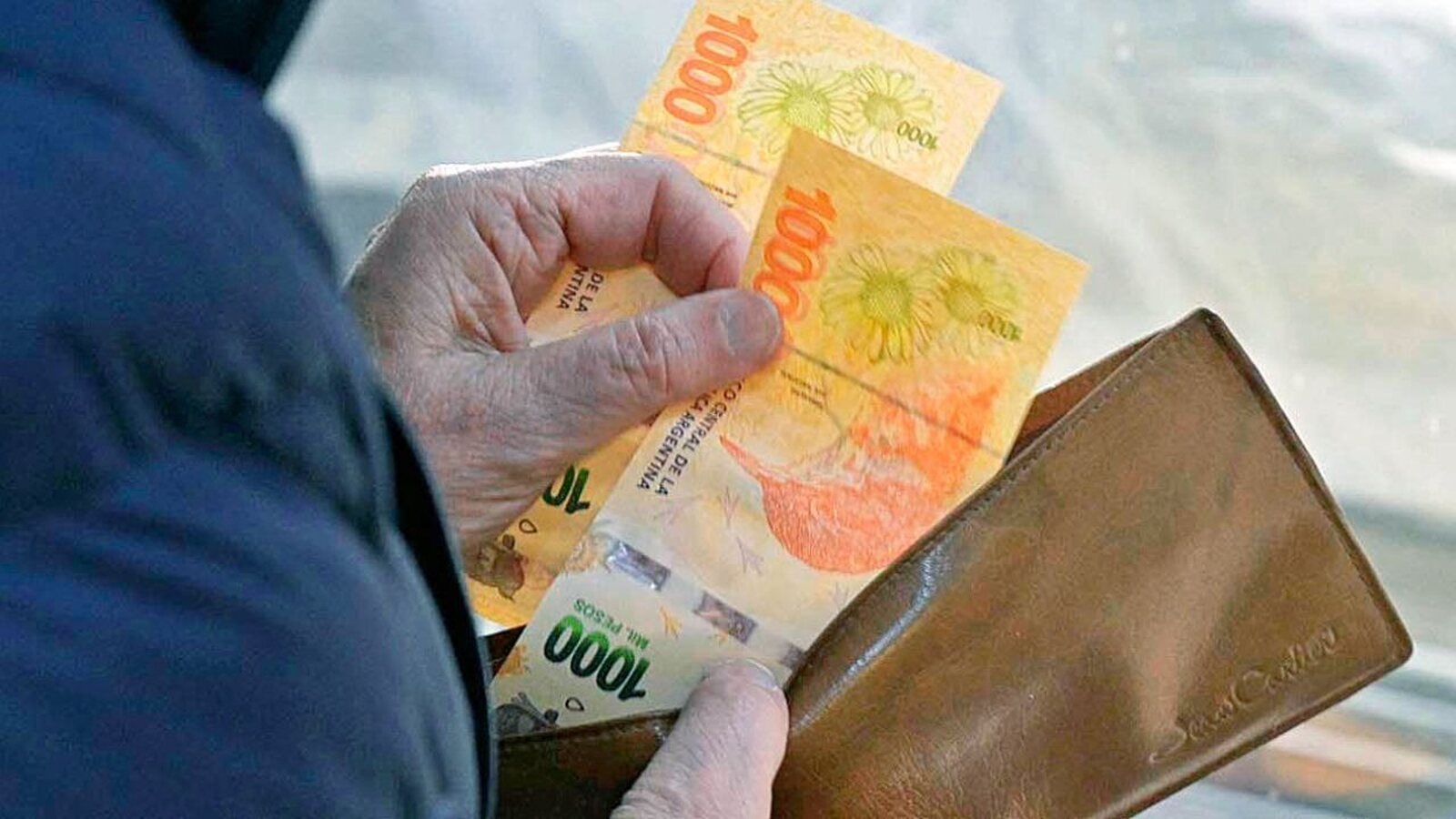 Los salarios formales no repuntan: volvieron a caer frente a la inflación en febrero, según INDEC