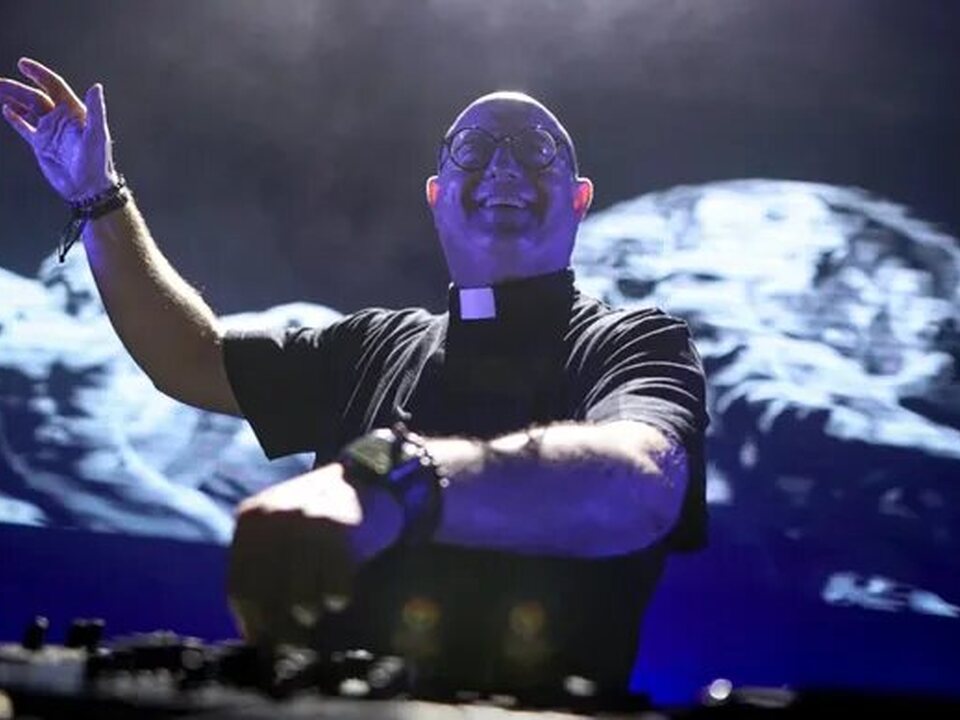 Misa electrónica" en Plaza de Mayo con el DJ Guilherme Peixoto, a casi un año de la muerte de Francisco