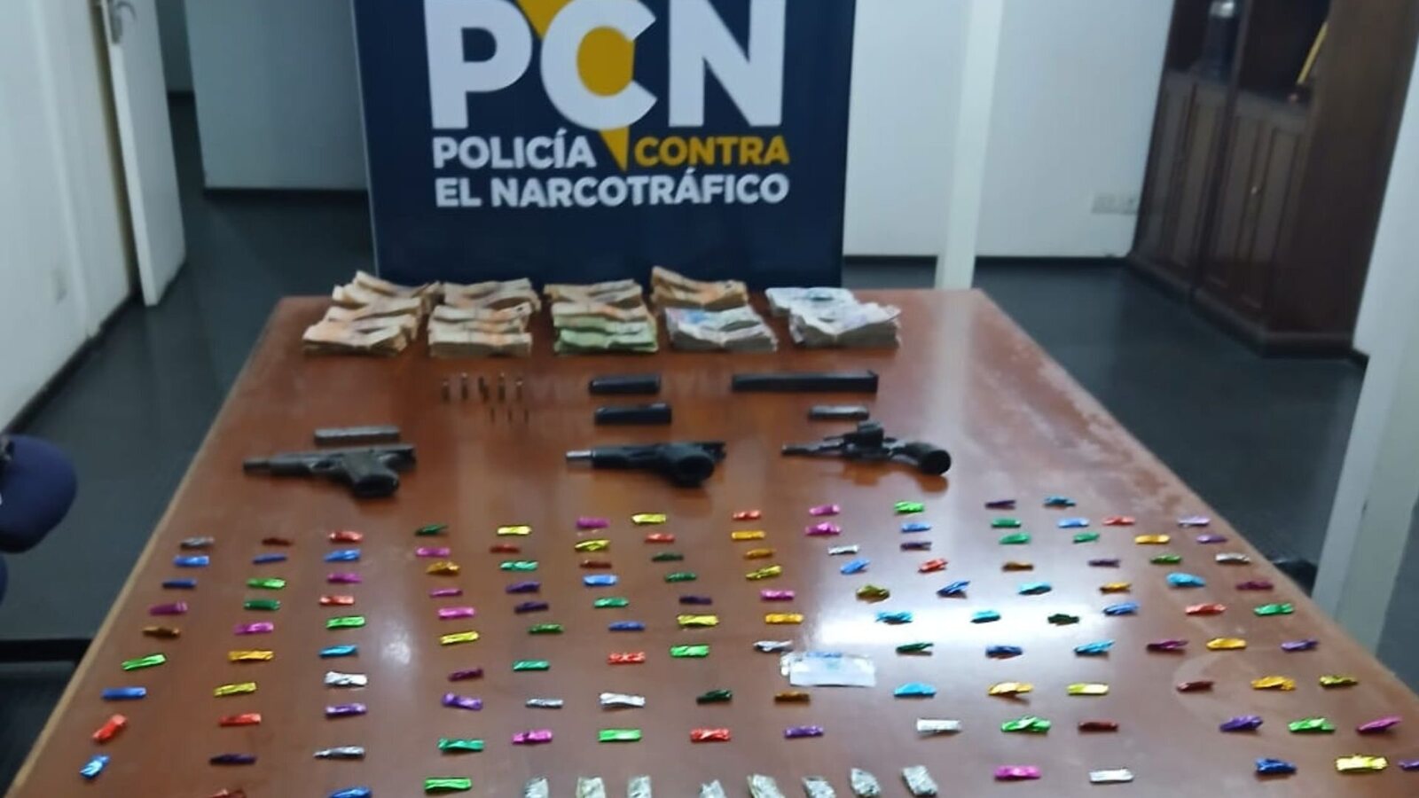 La Policía de Mendoza desarticuló una red, secuestró drogas, armas y detuvo a cuatro personas