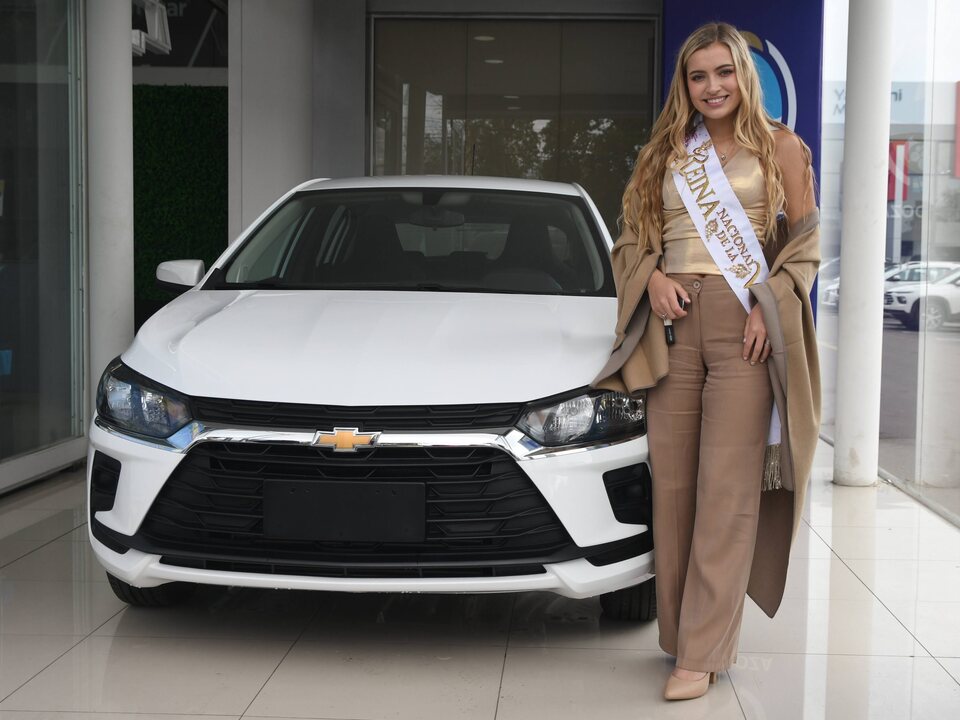 Azul Antolínez, reina nacional de la Vendimia 2026, recibió su 0 km