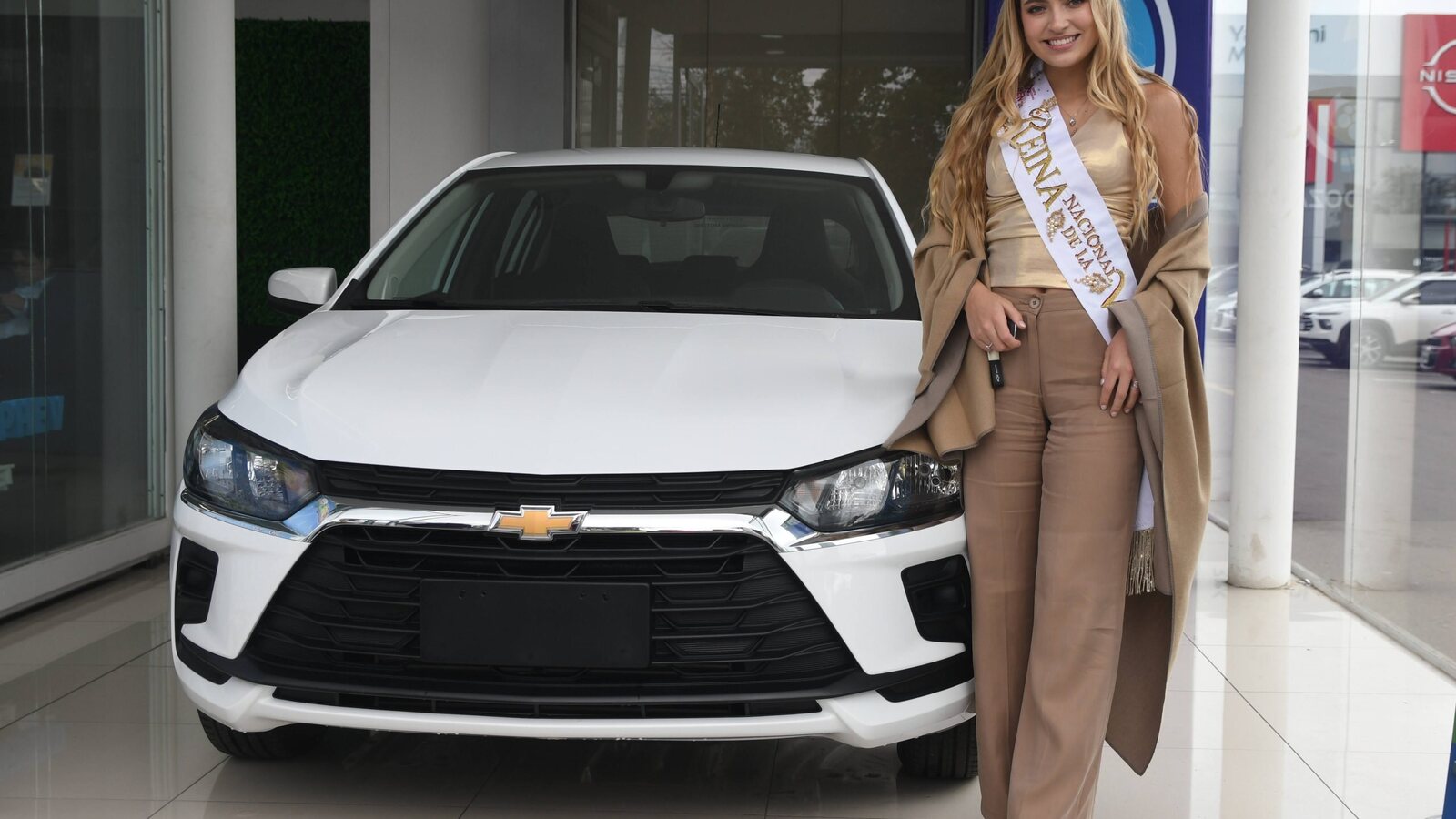 Azul Antolínez, reina nacional de la Vendimia 2026, recibió su 0 km