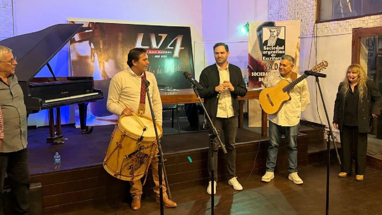 En el recuperado "Auditorio" LV4 festejó sus 88 años de vida y SADE celebró el día del Libro