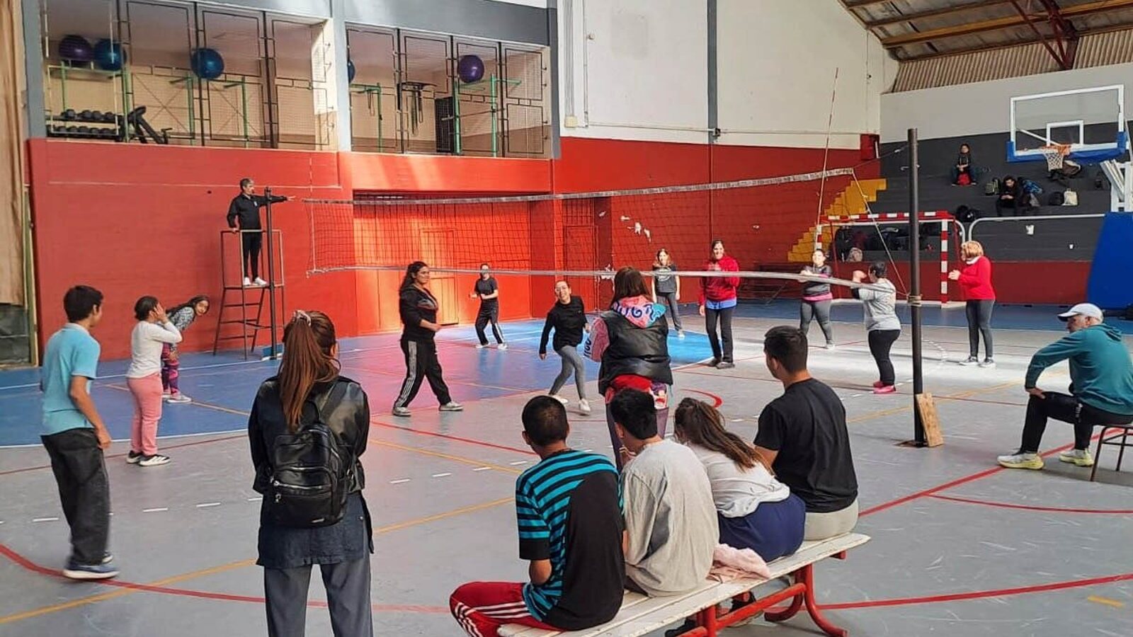 Más de 120 chicos participan de las olimpíadas "compartiendo movimiento" en el poli 2