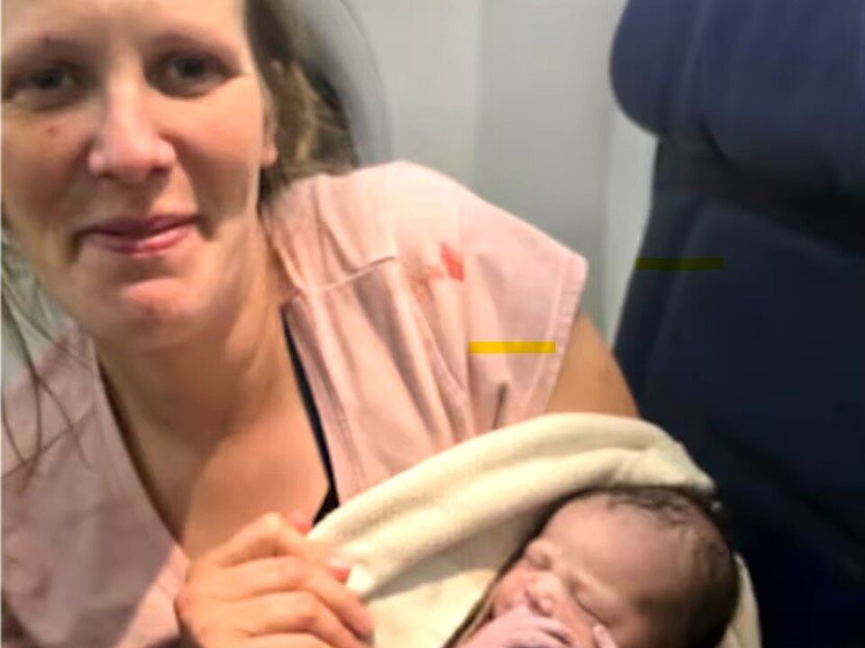Una pasajera embarazada dio a luz en pleno vuelo, antes del aterrizaje