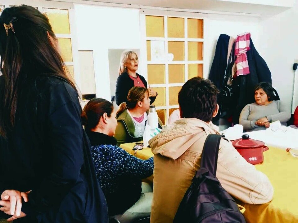 Pausa y encuentro lanza su taller de tejido solidario para asistir a familias en invierno