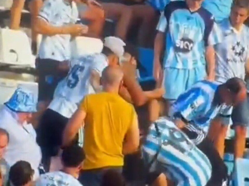 "Cuatro barras de Racing suspendidos por agresión a ex líder durante partido en Avellaneda"