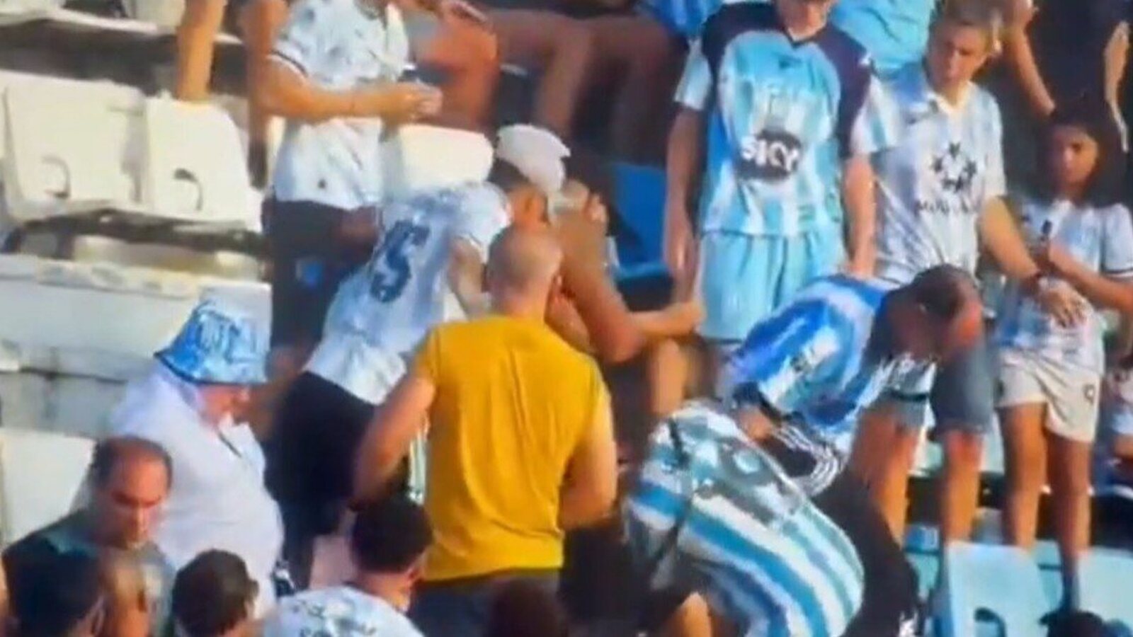 "Cuatro barras de Racing suspendidos por agresión a ex líder durante partido en Avellaneda"