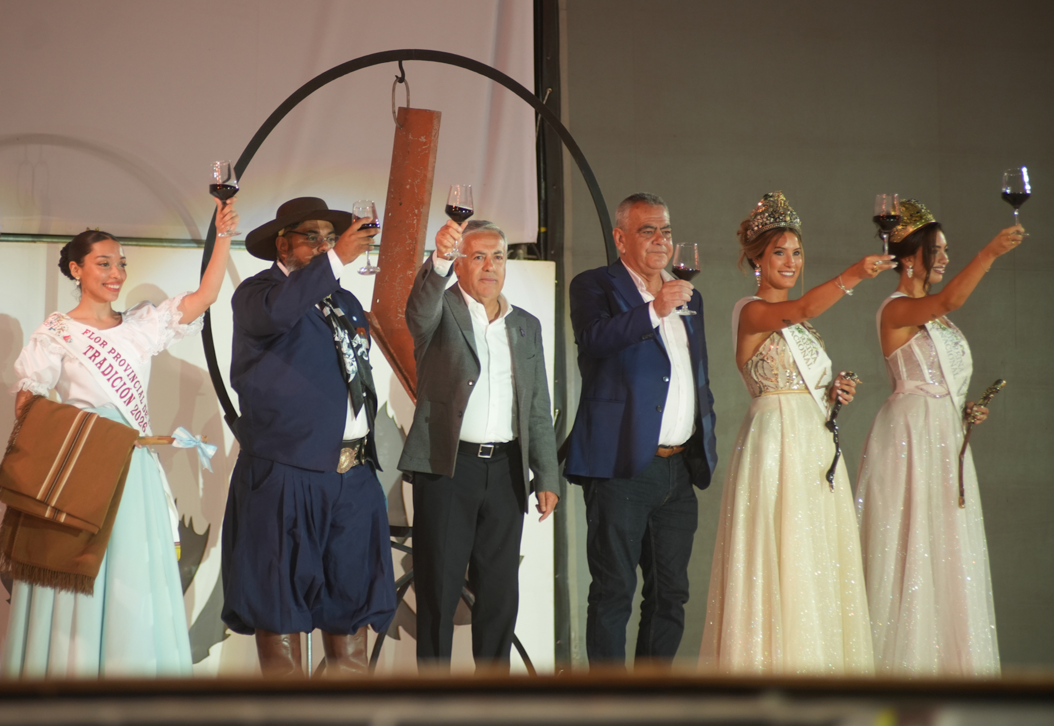 Vendimia: El Gobernador Cornejo  con el "golpe de rejas" inició los 90 años de la fiesta mayor de los mendocinos