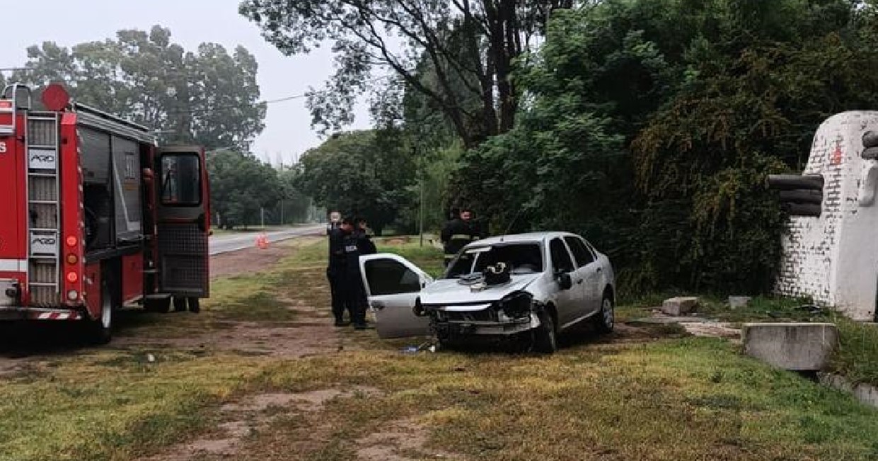 Un vehículo volcó en las Paredes, su conductora fue rescatada por bomberos  con lesiones graves